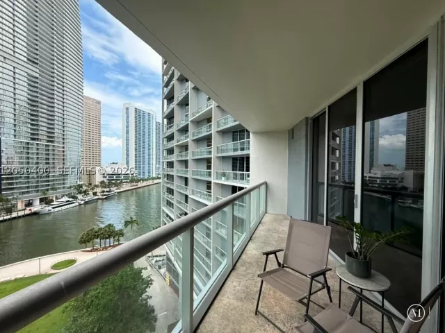 1-bedroom condo for rent in Miami - 475 Brickell Ave 1012 - MondialRealty