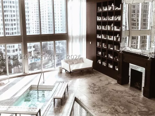 1-bedroom condo for rent in Miami - 475 Brickell Ave 1012 - MondialRealty