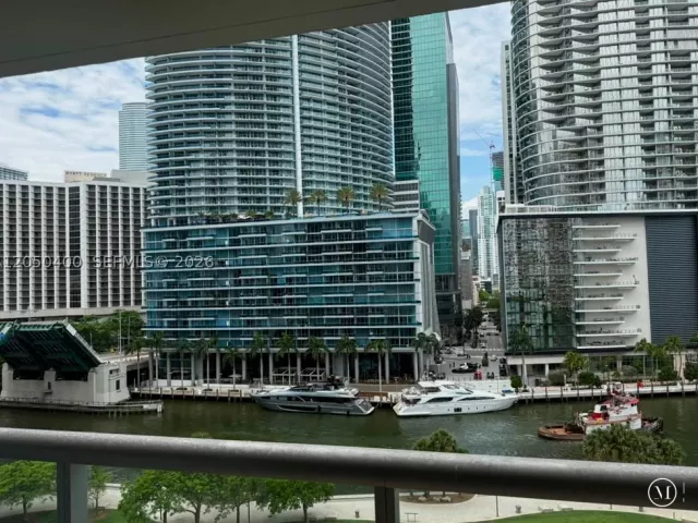 1-bedroom condo for rent in Miami - 475 Brickell Ave 1012 - MondialRealty