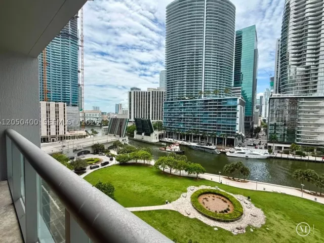 1-bedroom condo for rent in Miami - 475 Brickell Ave 1012 - MondialRealty