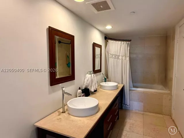 1-bedroom condo for rent in Miami - 475 Brickell Ave 1012 - MondialRealty