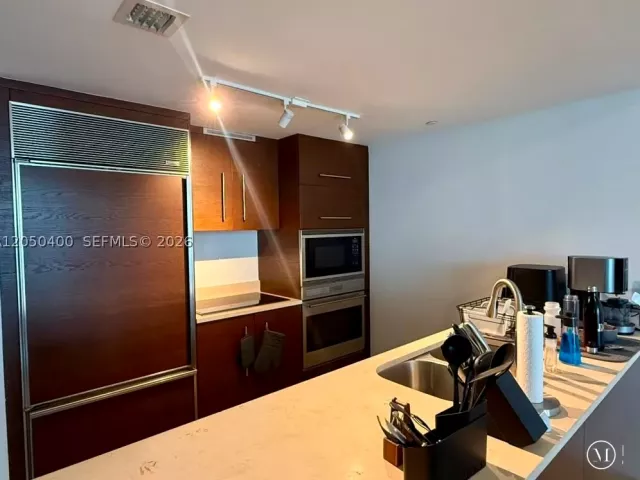 1-bedroom condo for rent in Miami - 475 Brickell Ave 1012 - MondialRealty