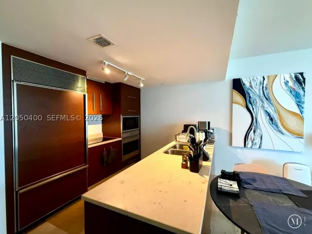 1-bedroom condo for rent in Miami - 475 Brickell Ave 1012 - MondialRealty