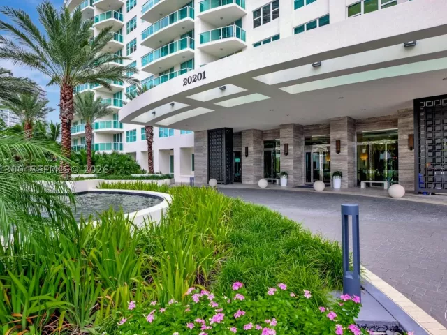 3-bedroom condo for rent in Aventura - 20201 E Country Club Dr 1502 - MondialRealty