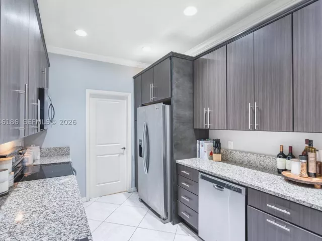 3-bedroom home for sale in Hollywood - 3944 Poinciana Ln - MondialRealty
