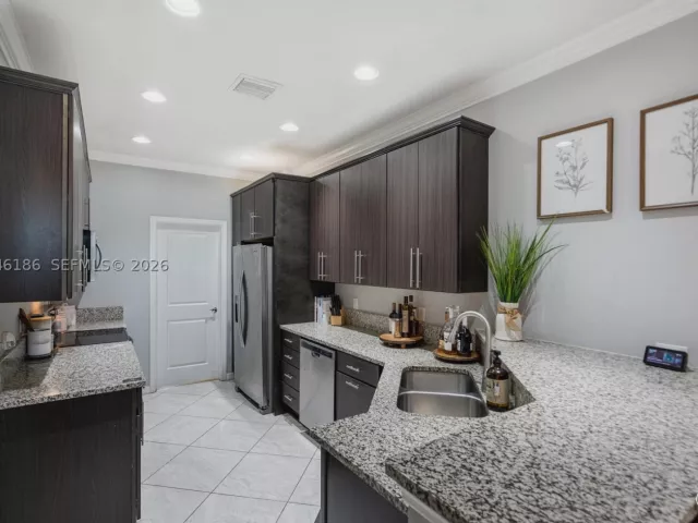 3-bedroom home for sale in Hollywood - 3944 Poinciana Ln - MondialRealty