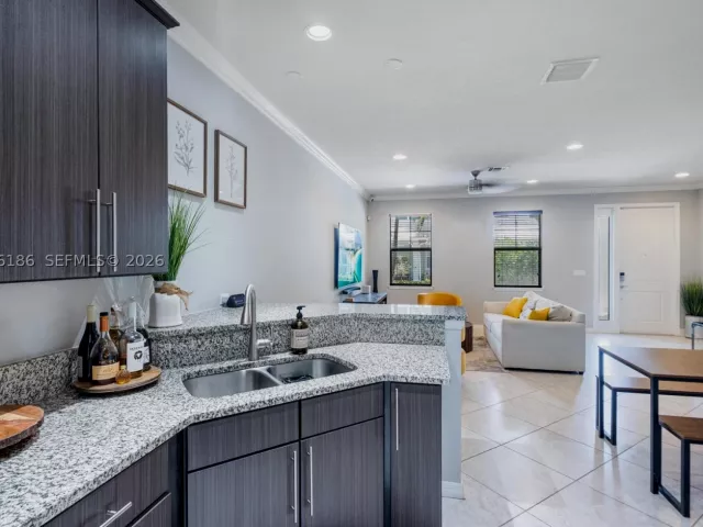 3-bedroom home for sale in Hollywood - 3944 Poinciana Ln - MondialRealty