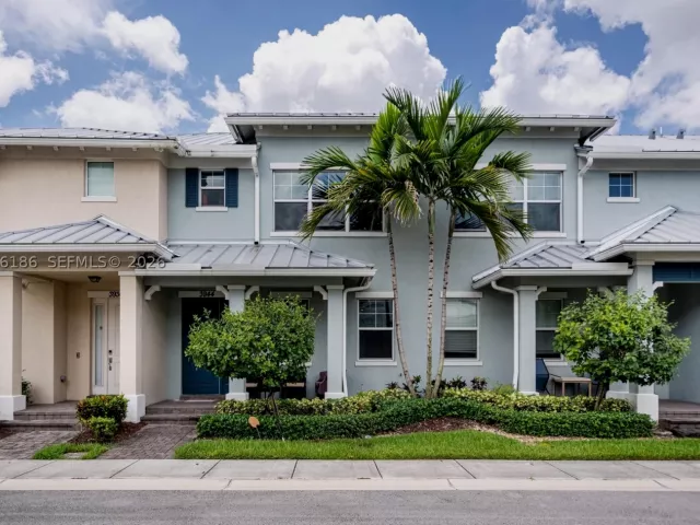 3-bedroom home for sale in Hollywood - 3944 Poinciana Ln - MondialRealty