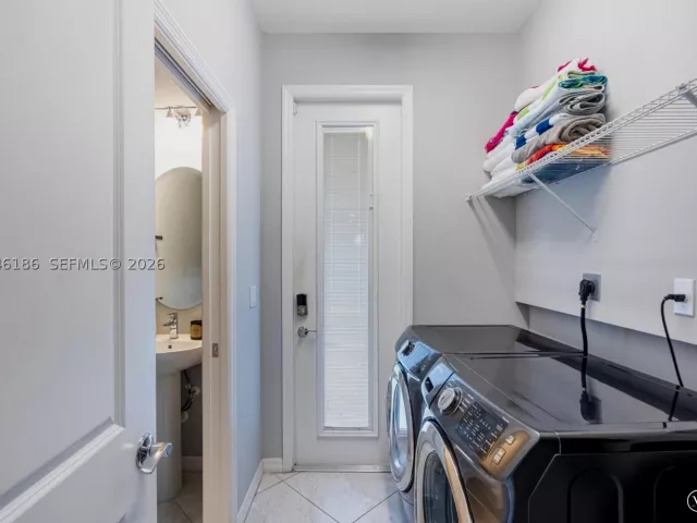 3-bedroom home for sale in Hollywood - 3944 Poinciana Ln - MondialRealty