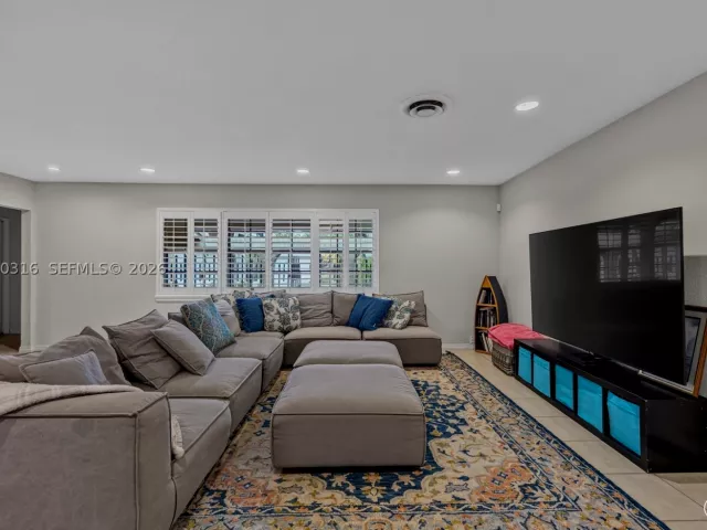 3-bedroom home for sale in Hollywood - 5300 Fillmore St - MondialRealty