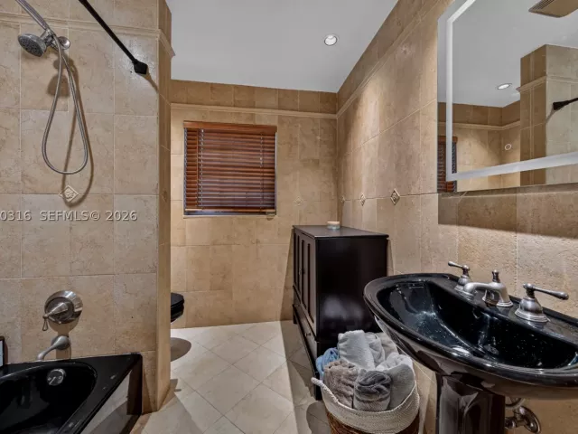 3-bedroom home for sale in Hollywood - 5300 Fillmore St - MondialRealty