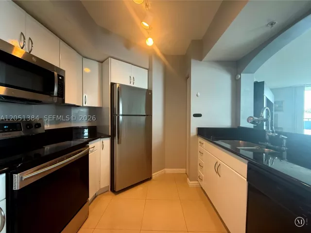 2-bedroom condo for rent in Surfside - 9201 Collins Ave 521 - MondialRealty