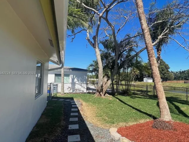 3-bedroom home for rent in Boca Raton - 19420 Carolina Circle - MondialRealty
