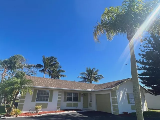 3-bedroom home for rent in Boca Raton - 19420 Carolina Circle - MondialRealty