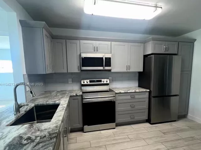 3-bedroom home for rent in Boca Raton - 19420 Carolina Circle - MondialRealty