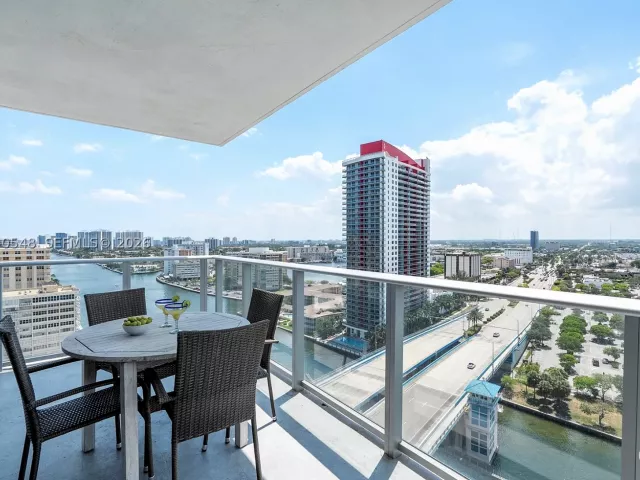 3-bedroom condo for sale in Hollywood - 4010 S Ocean Dr R1508 - MondialRealty