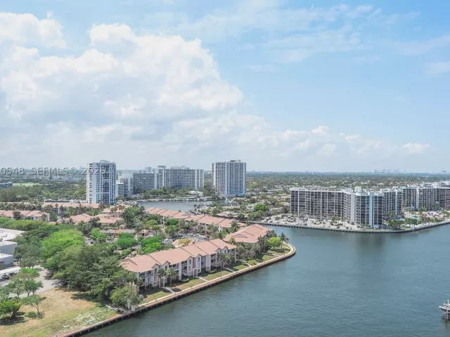 3-bedroom condo for sale in Hollywood - 4010 S Ocean Dr R1508 - MondialRealty