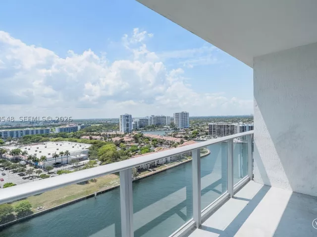 3-bedroom condo for sale in Hollywood - 4010 S Ocean Dr R1508 - MondialRealty