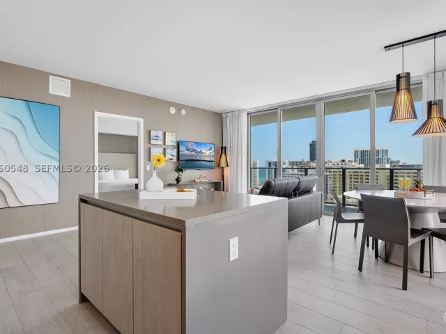 3-bedroom condo for sale in Hollywood - 4010 S Ocean Dr R1508 - MondialRealty