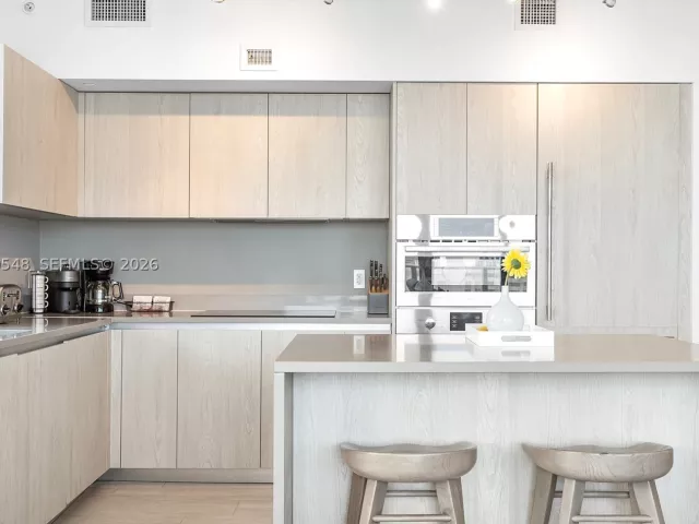 3-bedroom condo for sale in Hollywood - 4010 S Ocean Dr R1508 - MondialRealty