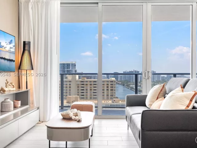 3-bedroom condo for sale in Hollywood - 4010 S Ocean Dr R1508 - MondialRealty