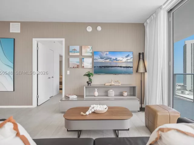 3-bedroom condo for sale in Hollywood - 4010 S Ocean Dr R1508 - MondialRealty