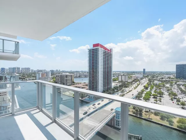 3-bedroom condo for sale in Hollywood - 4010 S Ocean Dr R1508 - MondialRealty
