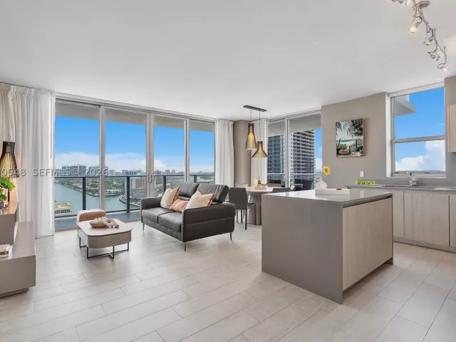 3-bedroom condo for sale in Hollywood - 4010 S Ocean Dr R1508 - MondialRealty