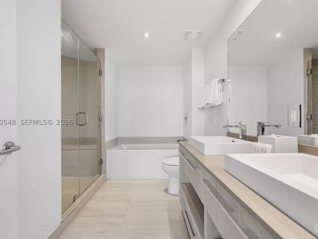 3-bedroom condo for sale in Hollywood - 4010 S Ocean Dr R1508 - MondialRealty