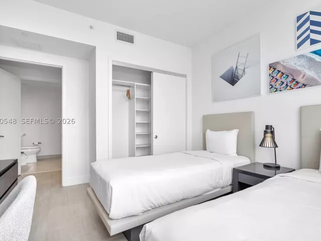 3-bedroom condo for sale in Hollywood - 4010 S Ocean Dr R1508 - MondialRealty