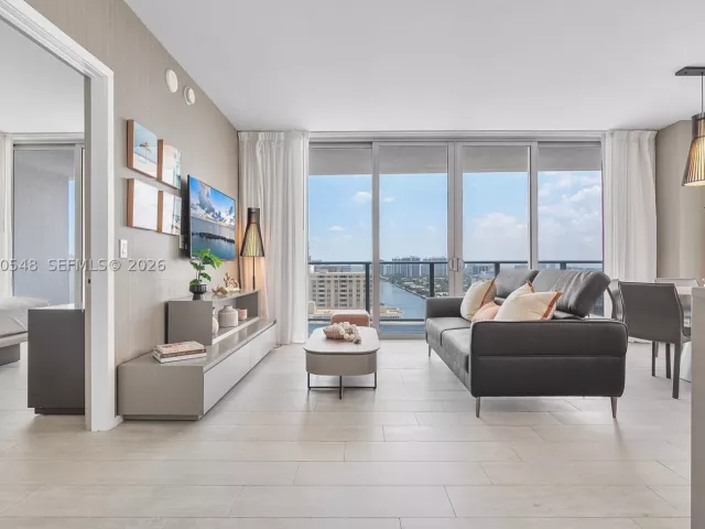 3-bedroom condo for sale in Hollywood - 4010 S Ocean Dr R1508 - MondialRealty