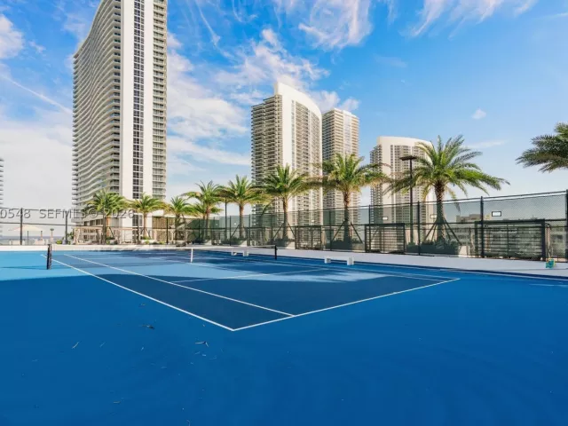 3-bedroom condo for sale in Hollywood - 4010 S Ocean Dr R1508 - MondialRealty