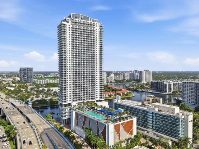 3-bedroom condo for sale in Hollywood - 4010 S Ocean Dr R1508 - MondialRealty