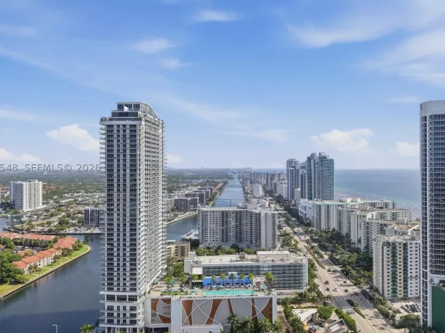 3-bedroom condo for sale in Hollywood - 4010 S Ocean Dr R1508 - MondialRealty