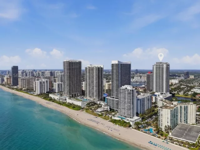 3-bedroom condo for sale in Hollywood - 4010 S Ocean Dr R1508 - MondialRealty