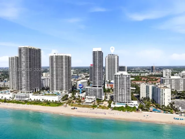 3-bedroom condo for sale in Hollywood - 4010 S Ocean Dr R1508 - MondialRealty