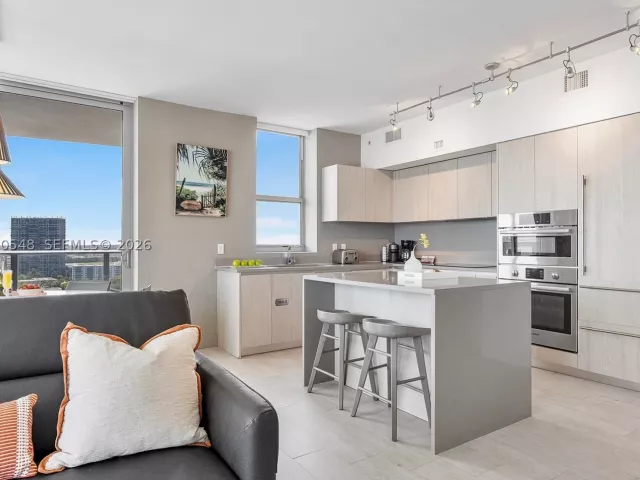 3-bedroom condo for sale in Hollywood - 4010 S Ocean Dr R1508 - MondialRealty