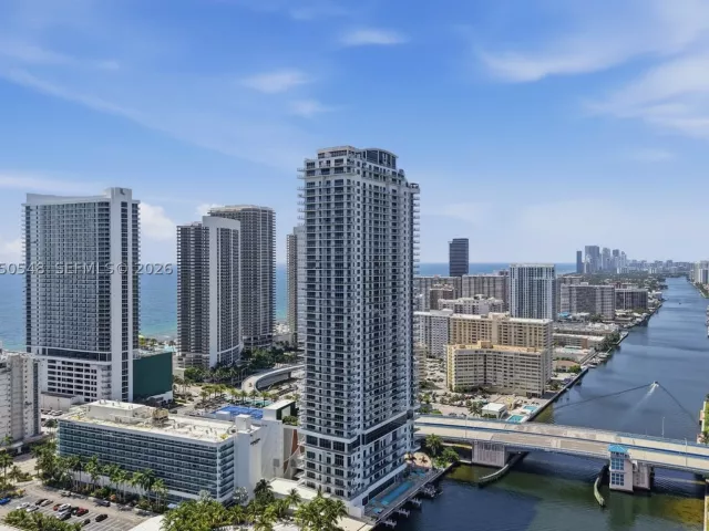 3-bedroom condo for sale in Hollywood - 4010 S Ocean Dr R1508 - MondialRealty