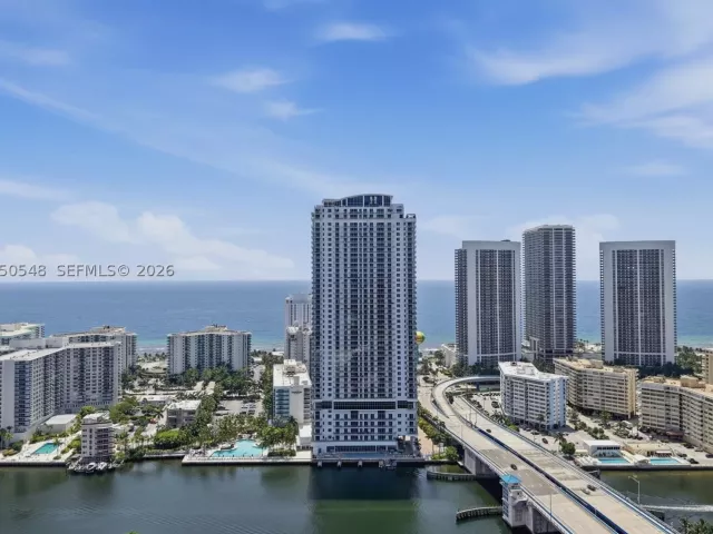 3-bedroom condo for sale in Hollywood - 4010 S Ocean Dr R1508 - MondialRealty