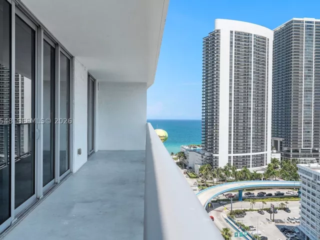3-bedroom condo for sale in Hollywood - 4010 S Ocean Dr R1508 - MondialRealty