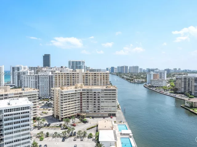 3-bedroom condo for sale in Hollywood - 4010 S Ocean Dr R1508 - MondialRealty