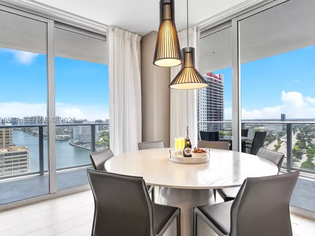 3-bedroom condo for sale in Hollywood - 4010 S Ocean Dr R1508 - MondialRealty