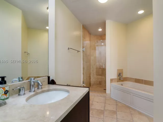 2-bedroom condo for rent in Sunny Isles Beach - 18201 Collins Ave 4209A - MondialRealty