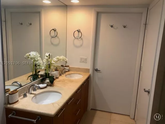 3-bedroom condo for rent in Miami - 50 Biscayne Blvd 2810 - MondialRealty