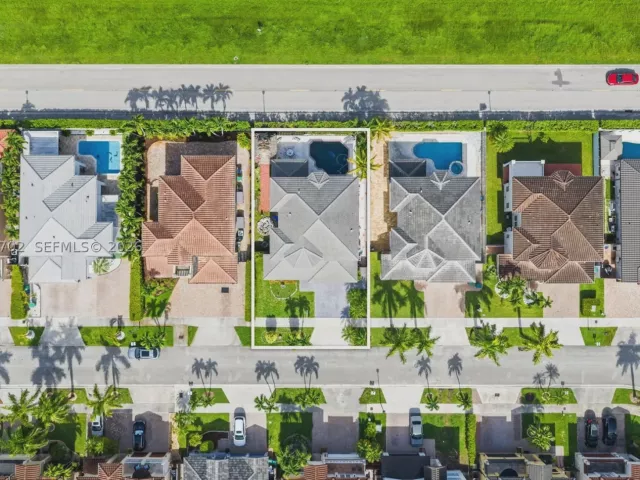 4-bedroom home for sale in Miami - 6504 SW 166th Ct - MondialRealty