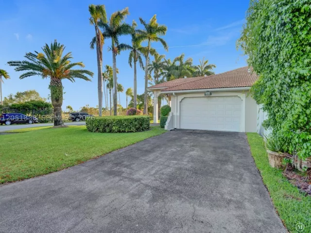 4-bedroom home for rent in Miami - 12401 SW 77th St 12401 - MondialRealty