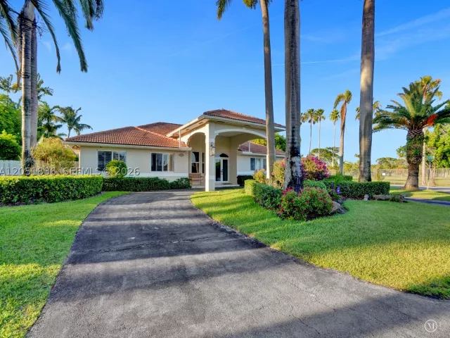 4-bedroom home for rent in Miami - 12401 SW 77th St 12401 - MondialRealty