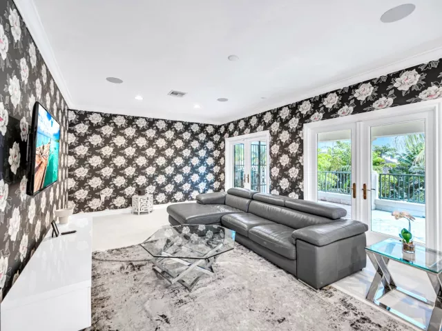11-bedroom home for rent in Fort Lauderdale - 709 Idlewyld Drive - MondialRealty