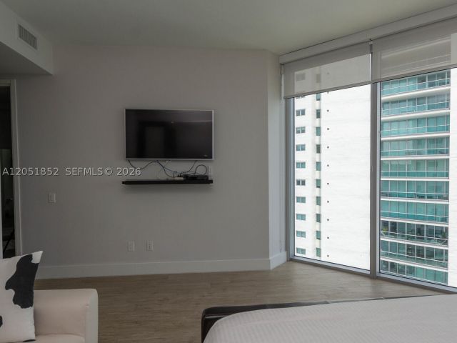 4-bedroom condo for rent in Miami - 1300 Brickell Bay Dr 3804 - MondialRealty