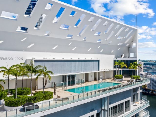 4-bedroom condo for rent in Miami - 1300 Brickell Bay Dr 3804 - MondialRealty